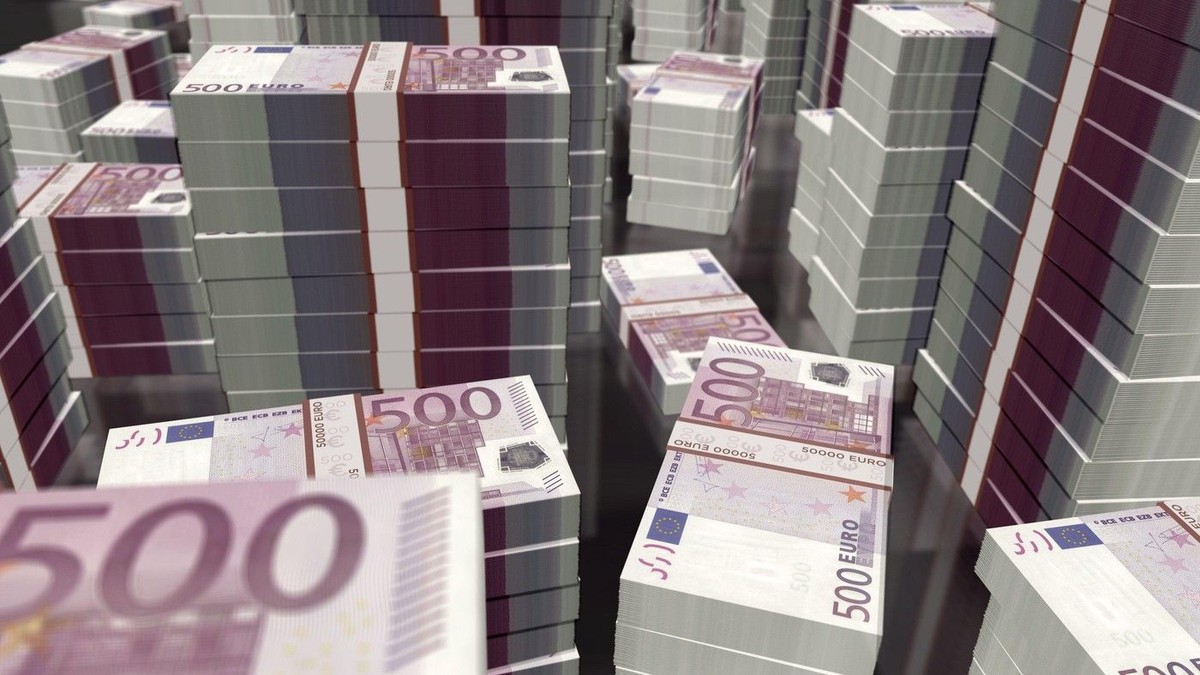 Stive de bancnote de 500 de euro. Imagine cu caracter ilustrativ.