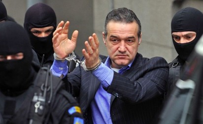 Gigi Becali cu "brăţări"