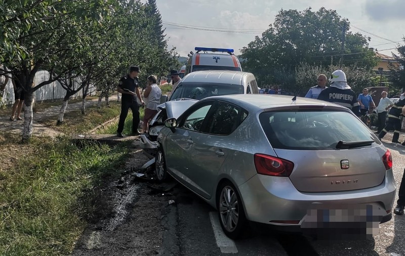 Opt oameni, între care doi copii, au ajuns la spital după ce două mașini s-au ciocnit, în Iași