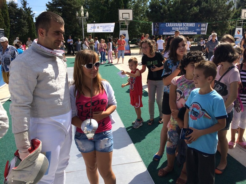 Sabrerii s-au întâlnit cu copiii iubitori de scrimă din Slobozia / Foto: frscrima.ro