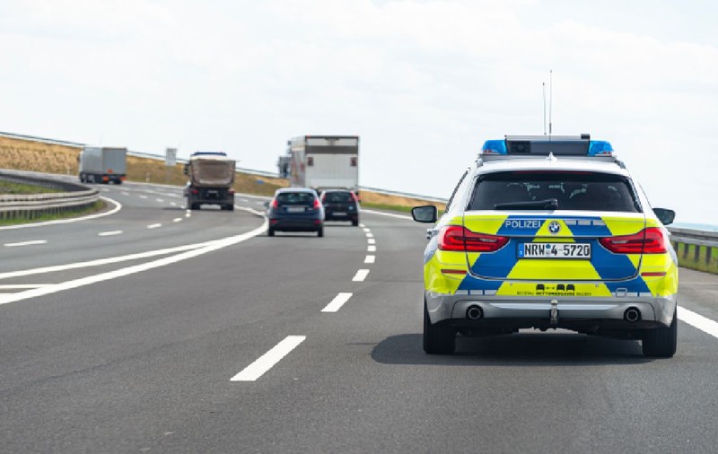 Șofer român urmărit de poliție pe autostrăzi din două țări: au reușit să-l prindă abia după o oră și peste 100 de kilometri de fugă