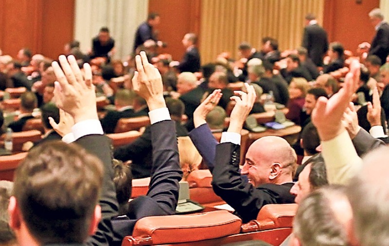 Proiect de lege privind incompatibilitățile aleșilor; Consilierii care candidează să poată vota alegerea viceprimarului