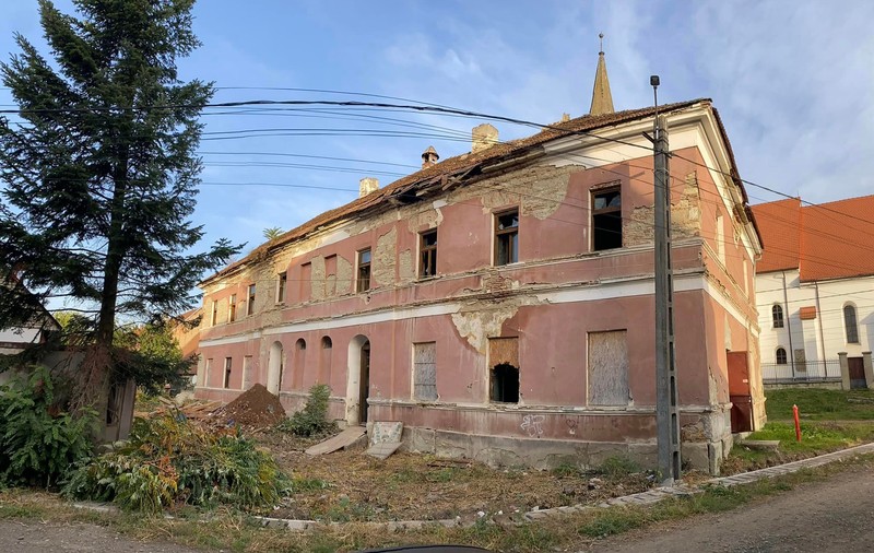 Rămășițe umane vechi de 100 de ani, descoperite într-o fostă școală din Bistrița-Năsăud. Clădirea aparține unui candidat la șefia Consiliului Județean