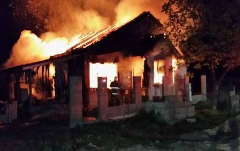 A dat foc casei după ce și-a înjunghiat soția, apoi s-a sinucis! Avea hainele pentru înmormântare pregătite