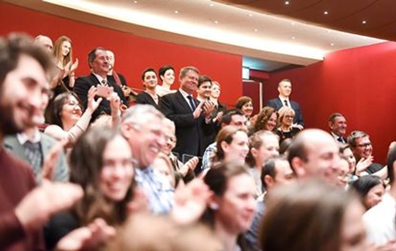 Președintele Iohannis, spectator la piesa ”Caramitru-Mălăele, câte’n lună și în stele”, de la Teatrul Național