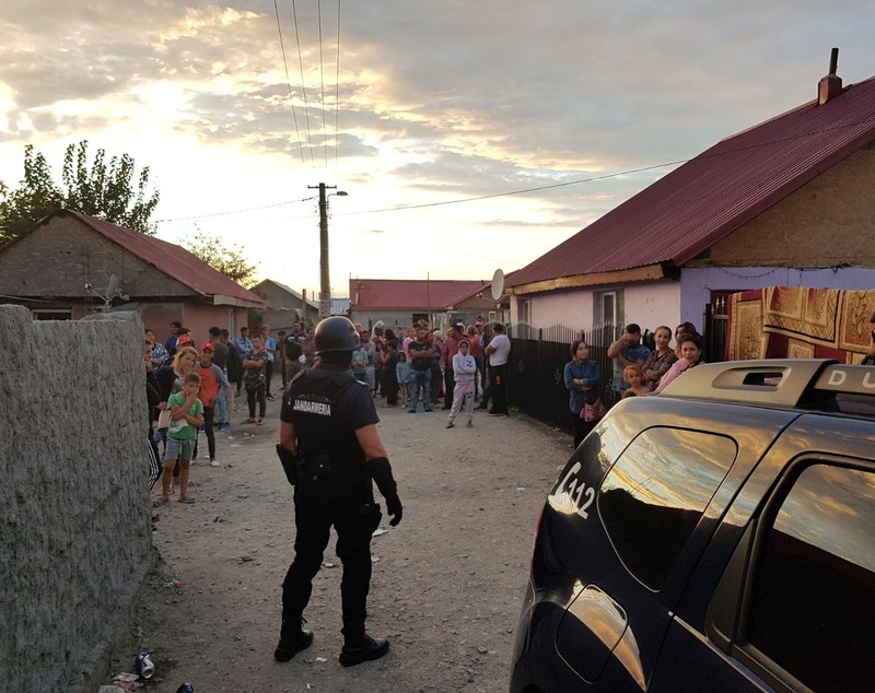 UPDATE | Patru persoane reținute după o bătaie între două clanuri rivale de romi, în Buzău
