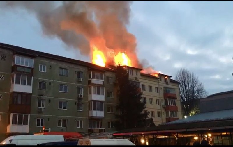 VIDEO | Incendiu puternic la mansarda unui bloc din Timișoara. Pompierii intervin cu 6 autospeciale de stingere