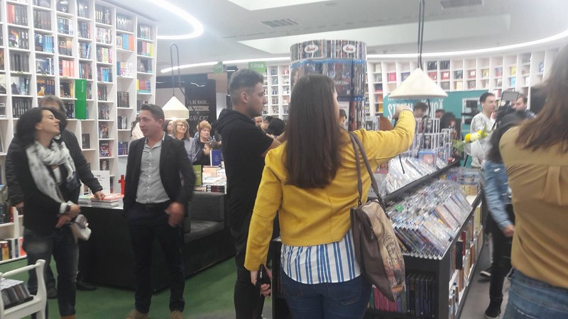Ștefan Bănică Jr. a întârziat la lansarea albumului. Zeci de oameni l-au așteptat mai bine de o oră