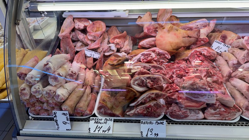 Tarabele sunt pline de carne de porc în Piața Obor din București. Foto: Libertatea