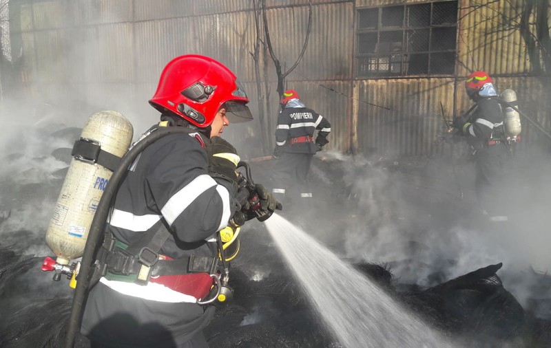 Incendiu puternic la un depozit de anvelope din Măgurele, lângă Centura Capitalei (FOTO)