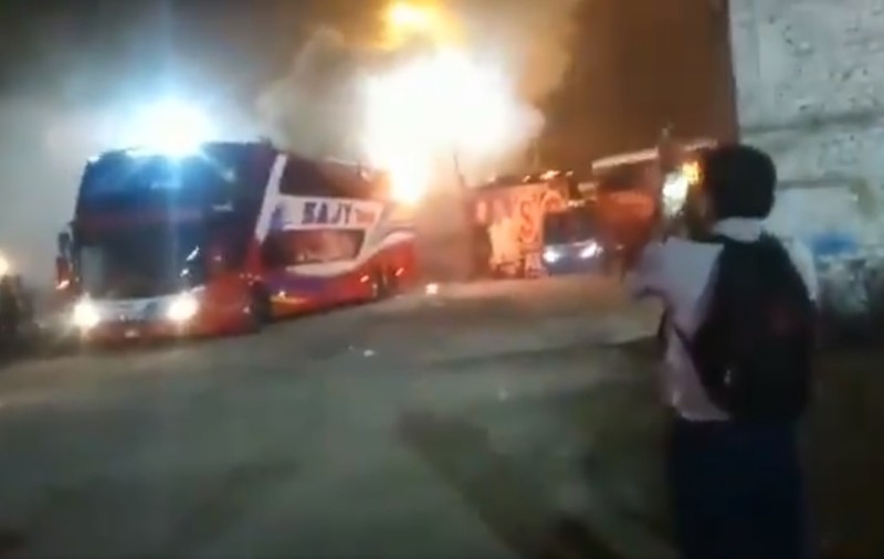 Incendiu devastator în Peru. 20 oameni au murit arși de vii într-un autobuz / FOTO&VIDEO