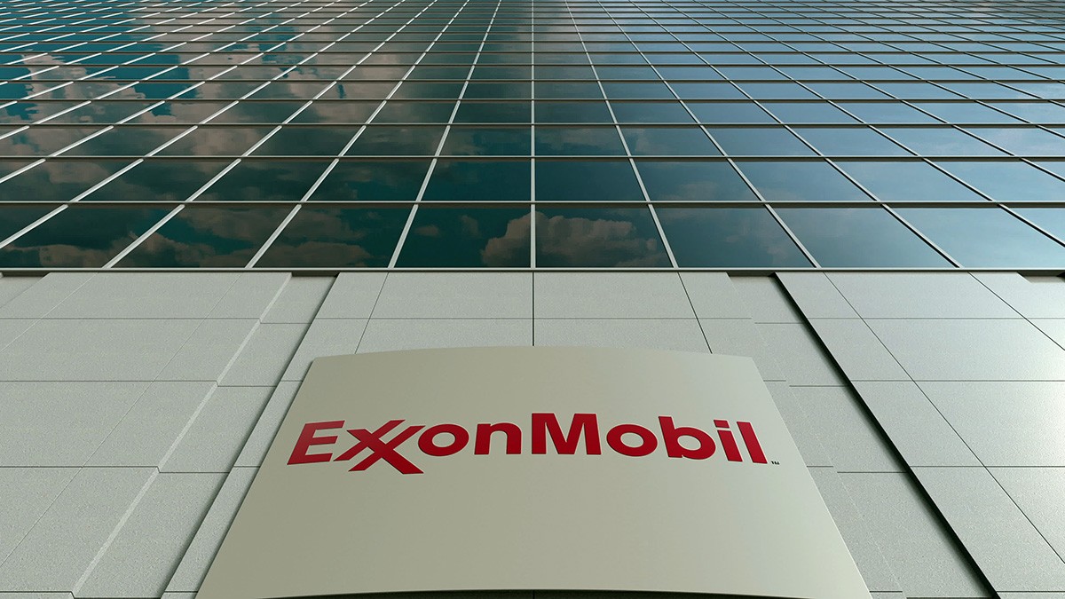 Exxon nu mai poate vinde zăcămintele din România fără acordul statului. Sigla ExxonMobil pe o clădire de sticlă