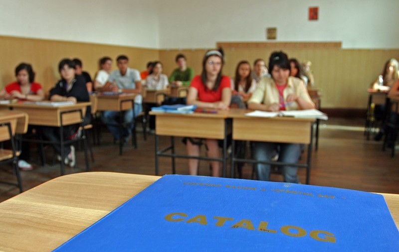 Mediile elevilor ar putea fi încheiate şi cu două note pe disciplină. Proiect propus de Ministerul Educaţiei, în contextul grevei