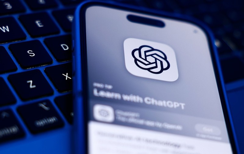 logo aplicatie chatgpt afisata pe ecranul unui telefon mobil