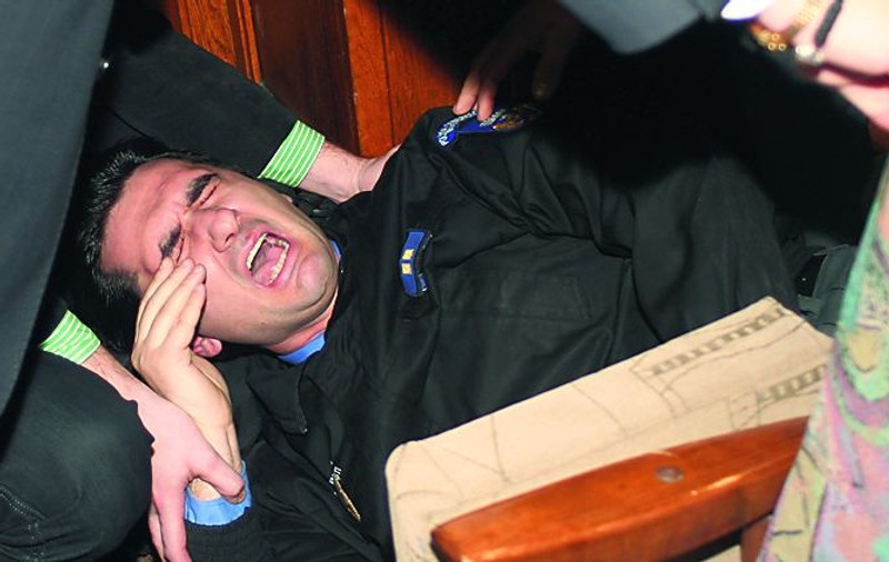 Gardianul a fost călcat în picioare