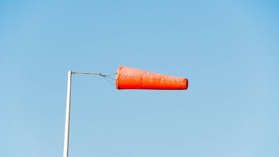 Cod portocaliu de vânt foarte puternic de 120 km/h la munte și 90 km/h în sud-estul țării și Moldova