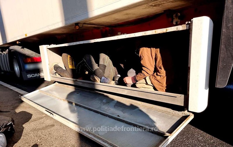 34 de migranți ascunși în lada de scule sau în compartimentele de marfă ale unor camioane, depistați la frontiera cu Ungaria