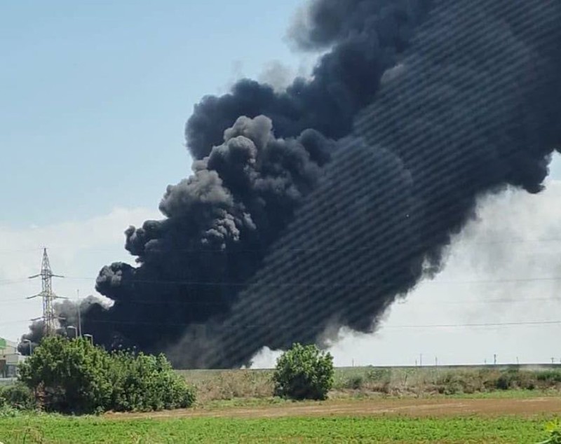 Autocisternă încărcată cu benzină, în pericol de explozie după un accident în Hârșova. Pompierii intervin cu roboți și au evacuat zona pe o rază de 800 de metri