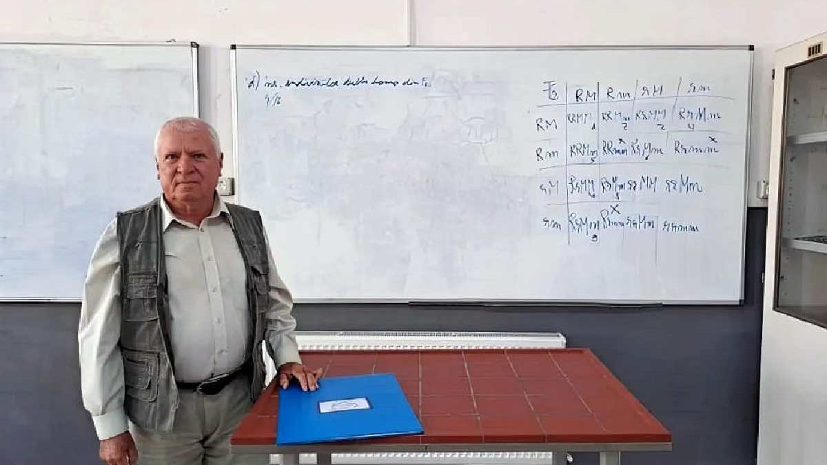 Profesorul de fizică Ioan Brânzan la catedră, în fața clasei