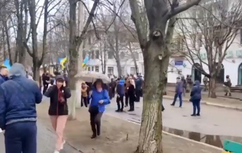 VIDEO | Un miting paşnic al ucrainenilor, dispersat de forţele ruse cu focuri de mitralieră