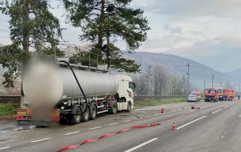Scurgeri de acid sulfuric pe DN1, dintr-o cisternă de 23 de tone. Zona a fost evacuată, traficul - oprit