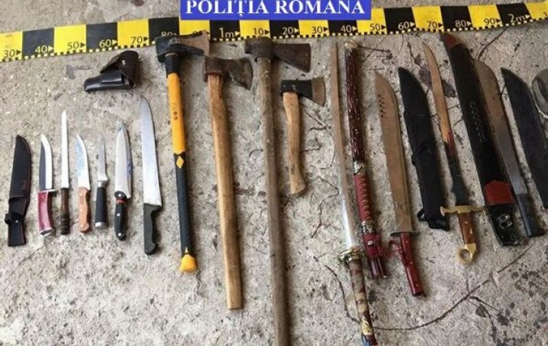 Video | Descinderi în forță în cartierele din Ploiești. Polițiștii au găsit un arsenal de arme