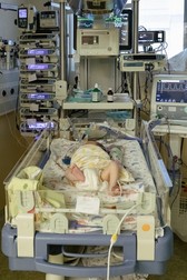 În secția de terapie intensivă neonatologie de la „Marie Curie”, bebelușii suferinzi stau în rezerve individuale și sunt monitorizați zi și noapte