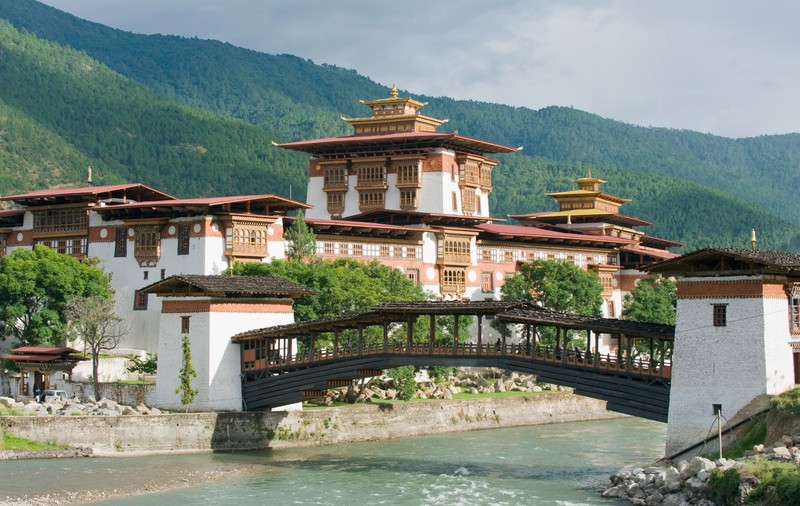 Bhutan își redeschide granițele pentru turiști, însă mărește taxele. Cât costă să vizitezi micul regat himalayan
