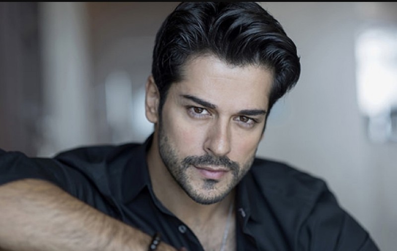 Burak Özçivit a bătut din nou palma cu Netflix. Tot ce știm despre noul proiect al actorului turc