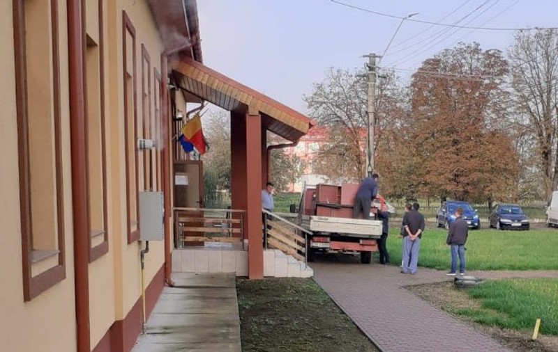Fostul primar al unei comune din Timiș a plecat acasă cu mobila din birou. “Știam de intenția lui”