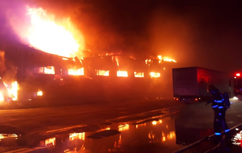 UPDATE: Incendiu violent la cea mai mare fabrică de condimente din România! Flăcările nu au fost stinse nici după 15 ore de la începutul intervenției (FOTO&VIDEO)