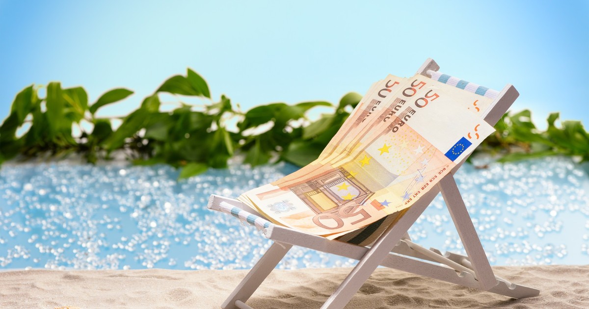 Bancnote de 50 de euro așezate pe un șezlong, pe o plajă