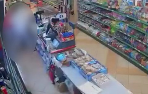 O vânzătoare din Iași a fost desfigurată de un bărbat violent, sub privirile clienților. De la ce a pornit bătaia