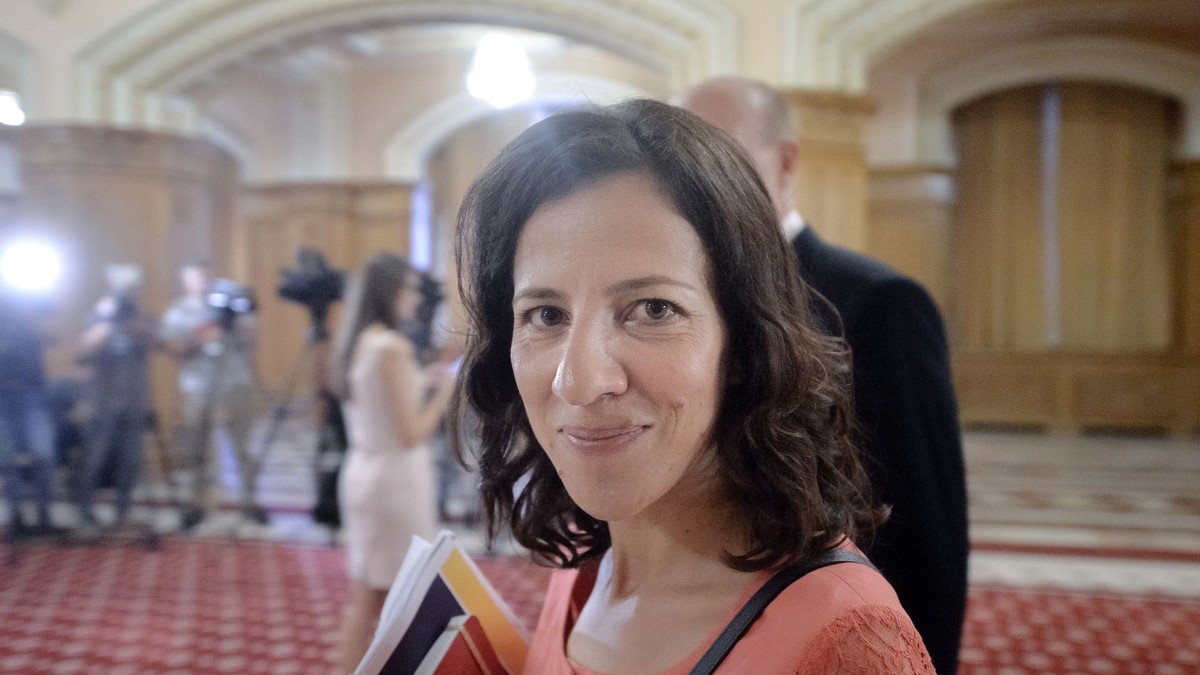 Roxana Mînzatu pe holurile din Parlament