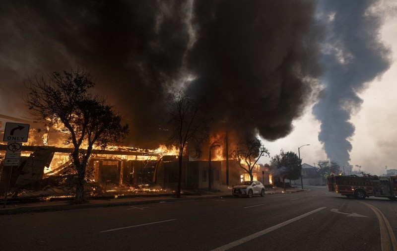 Imaginile dezastrului lăsat în California de incendiile de vegetație care încă pârjolesc suburbiile Los Angelesului. Malibu este de nerecunoscut