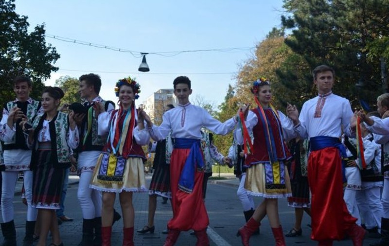 Horă pe bulevard. Peste o sută de români și etnici s-au prins la joc / FOTO