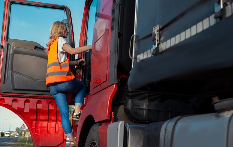 O tânără cu salariu de nici 5 euro pe lună a emigrat, s-a făcut șoferiță de TIR și acum câștigă de câteva sute de ori mai mult, în Spania