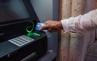 Senatul a adoptat proiectul de lege prin care băncile vor fi obligate să permită retragerea oricărei sume dorite de la bancomat, chiar dacă nu ești clientul lor.Foto: Hepta