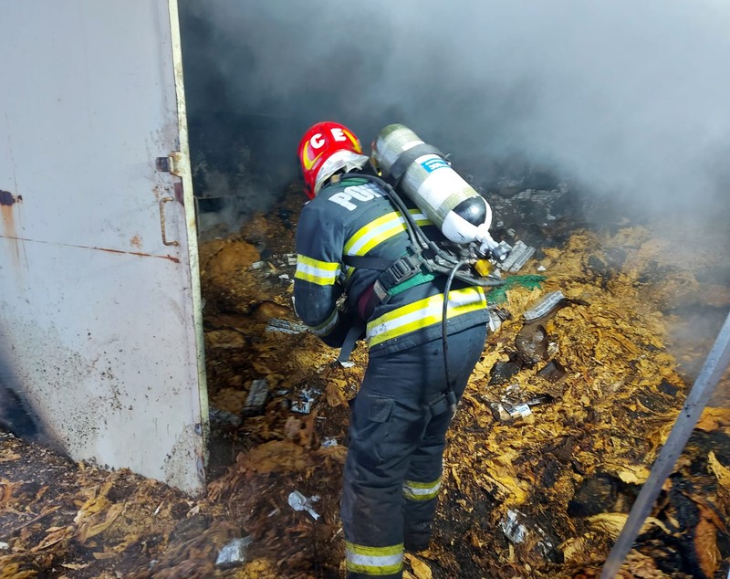 Incendiu în Vama Giurgiu. Au ars magazii în care erau depozitate ţigări şi încălţăminte
