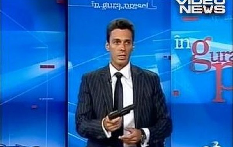 Video | Mircea Badea, cu pistolul şi cuţitul de vânătoare în emisiune