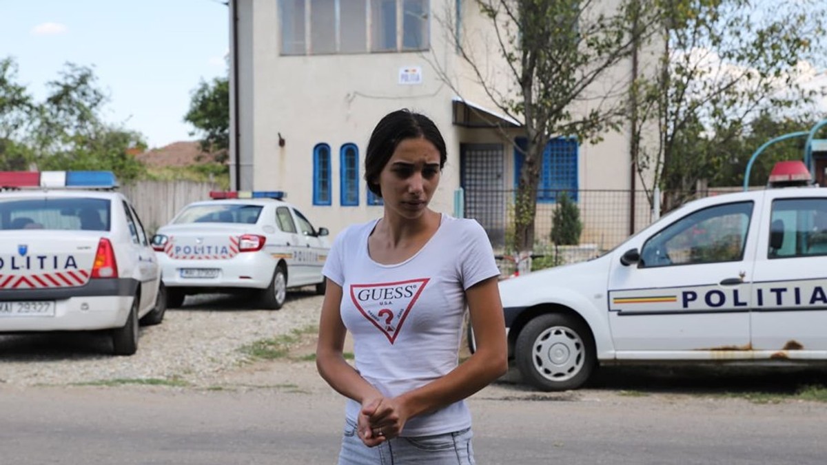 Poliţiştii din Dolj l-au reținut pe iubitul Izabelei, tânăra amenințată cu amenda dacă mai sună la 112