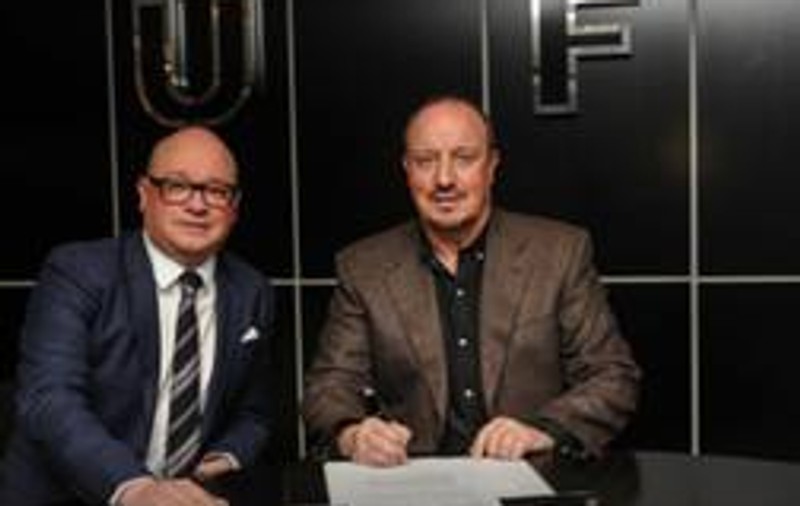În timp ce Cristiano Ronaldo trage în Rafael Benitez, englezii l-au premiat pe antrenorul care a retrogradat-o pe Newcastle