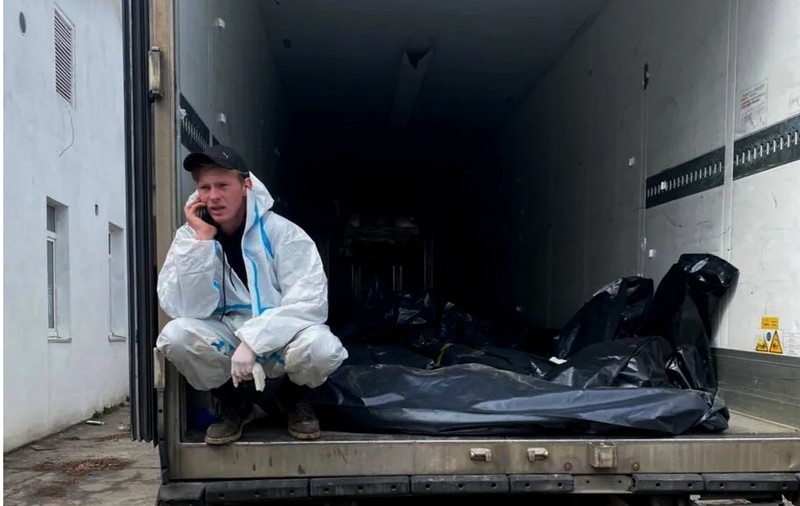 „Ai venit la război să ucizi o bunică în scutec?” Ororile văzute de un tânăr care a făcut înmormântări sub bombardamente, iar acum face deshumări în Bucha 