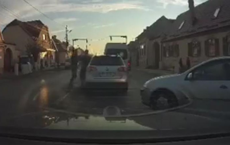 Bătaie între doi șoferi, în mijlocul străzii. Incredibil unde se afla poliția
