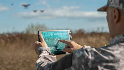 militar urmareste drone