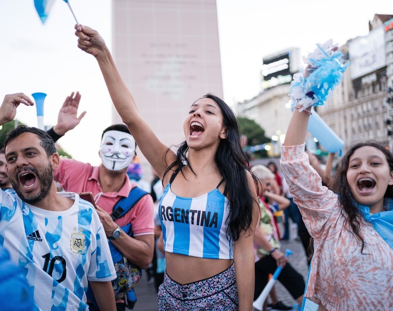 Spectacol pe străzile din Buenos Aires. Fanii s-au adunat în centru și așteaptă trofeul, după 36 de ani