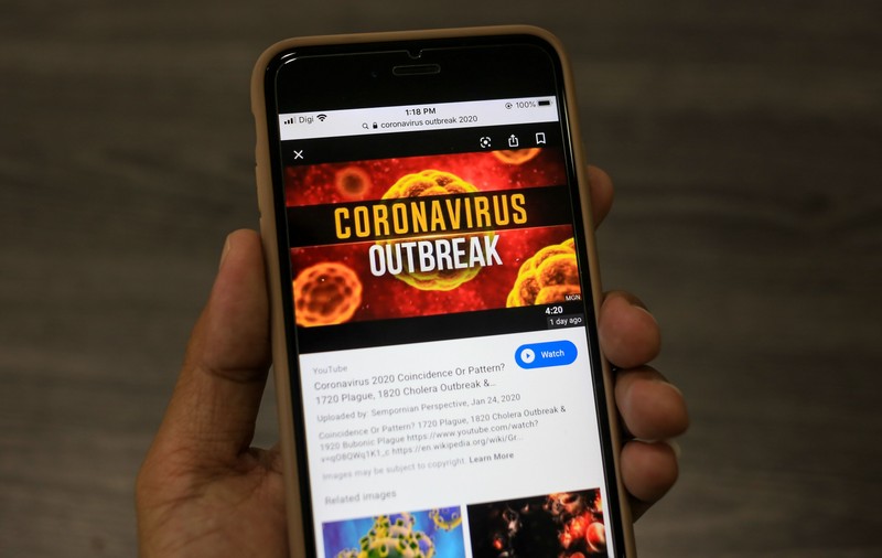 Pandemia de teorii ale conspirației. Cum se propagă știrile false despre COVID în era tehnologiei și de ce sunt oamenii dispuși să le creadă