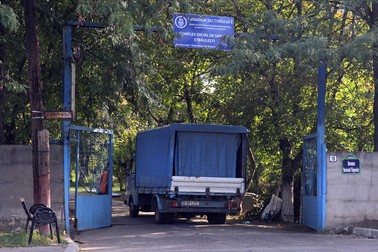 Intrarea în căminul de bătrâni | Foto: Vlad Chirea