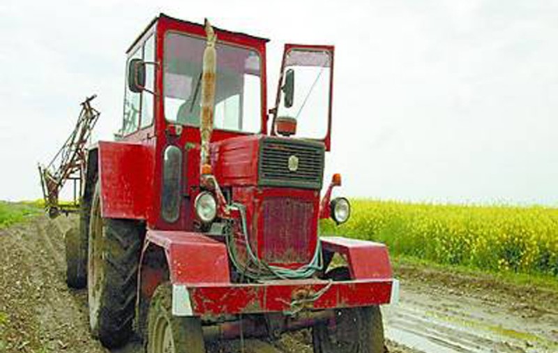 Caz tragic la Bacău! Un copil a murit călcat de tractorul tatălui său