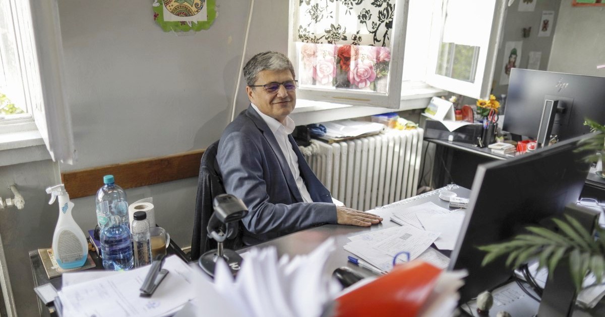 Marcel Boloş şi-a făcut cruce după ce a văzut în ce condiții lucrează angajații din Trezorerie: „Doamne ferește”. Foto: Inquam Photos / Octav Ganea